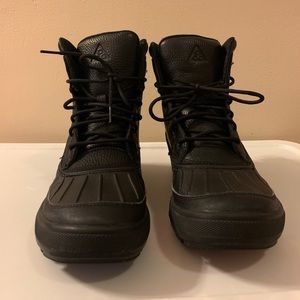 Men’s Nike ACG boots in black size 8.